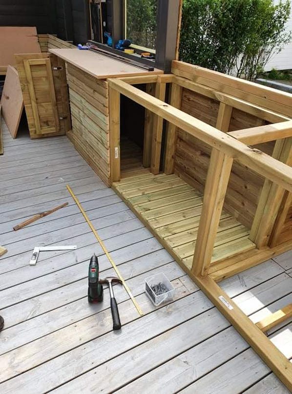 Havestue med sofa og udekøkken Havestue med sofa og udekøkken